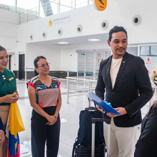 Vicepresidente mundial de JCI inicia gira en Manta con encuentro en Alcaldía y ULEAM