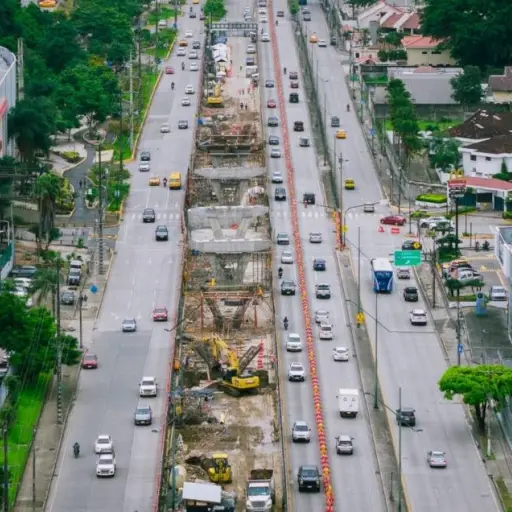 Paso elevado en la avenida del Bombero entra en fase de montaje de vigas y provoca cierres nocturnos en Guayaquil