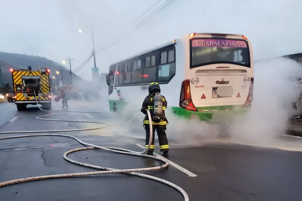 Los bomberos controlaron el incendio del bus que se dio en plena avenida., Cortesía