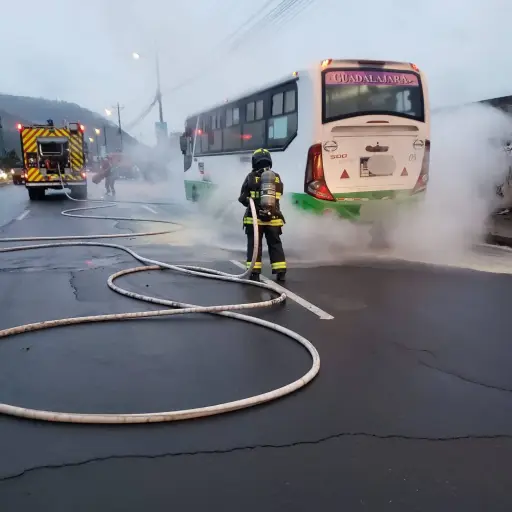 Incendio de bus en plena Avenida Mango Inga de Quito