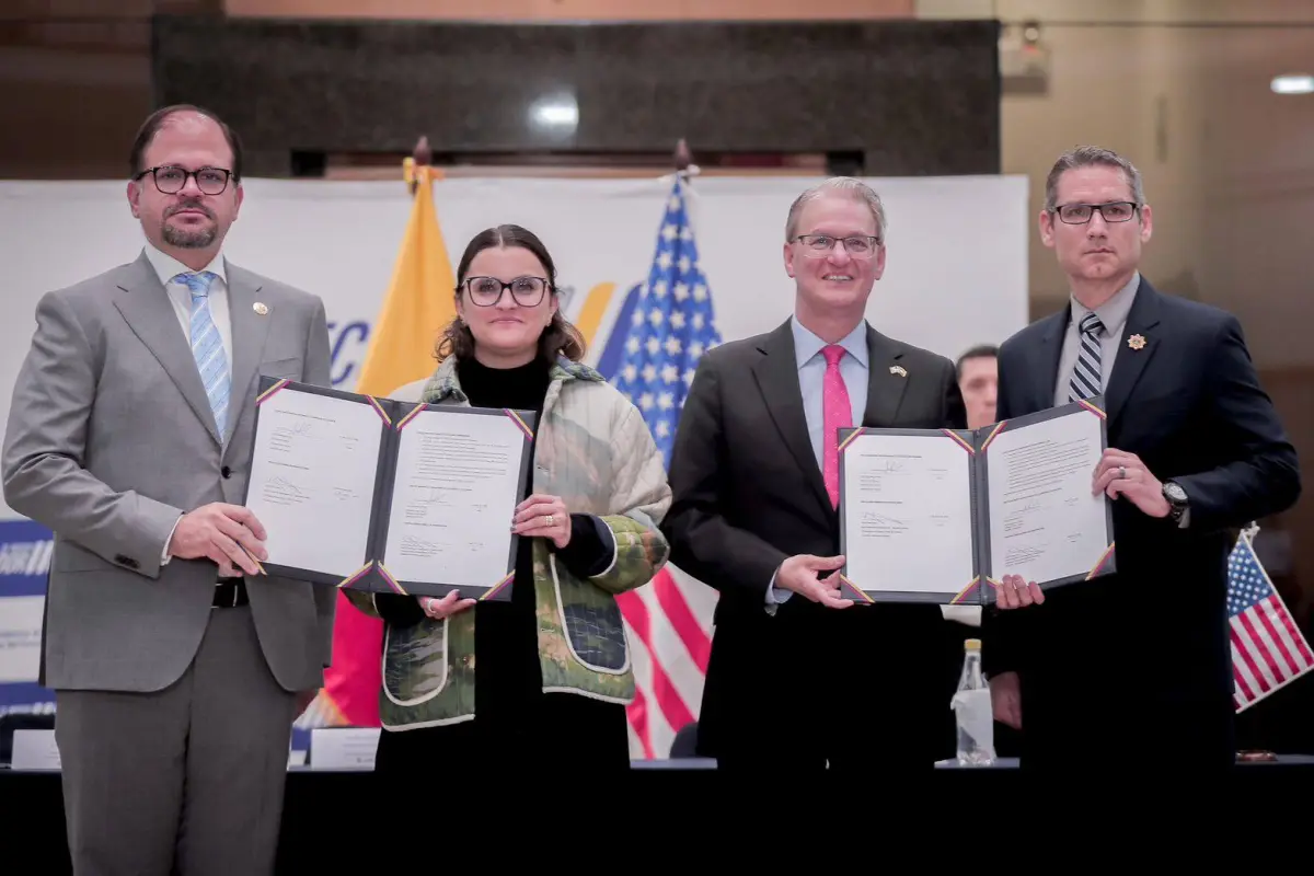 Ministro John Reimberg y vicepresidenta María José Pinto en la firma del acuerdo de la oficina del FBI en Quito.