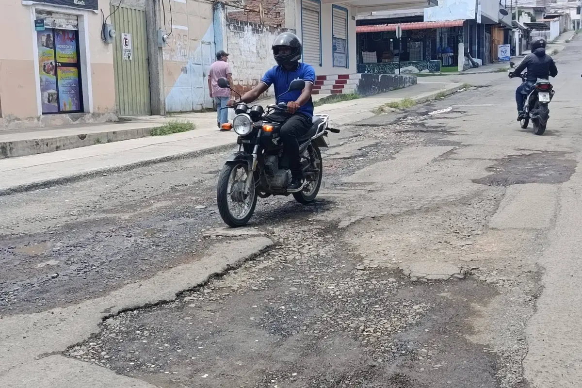 La Calle 17, en el barrio Santa Mónica, debe esperar por la regeneración vial ante la falta de asfalto., El Diario