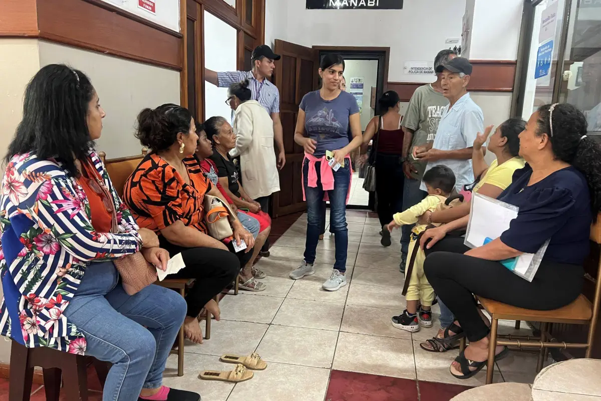 Personas de diferentes cantones de Manabí, llegan hasta la Gobernación, para registrarse a espera de recibir el beneficio., El Diario