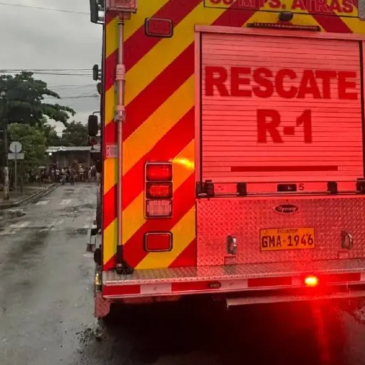 Un niño desapareció tras caer en una alcantarilla en Guayaquil: bomberos rastrean ductos y canales