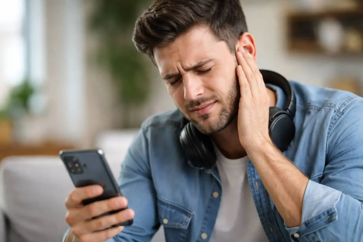 El uso excesivo de auriculares y dispositivos electrónicos puede provocar problemas auditivos y afectar la comunicación diaria., Cortesía