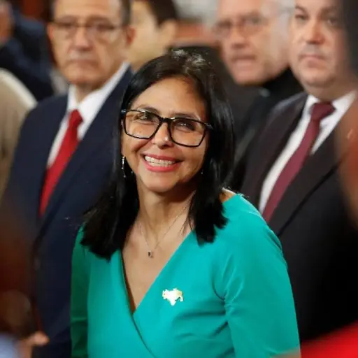 Giro en la política hacia Venezuela: EE. UU. reconoce a Delcy Rodríguez como jefa de Estado en un tribunal