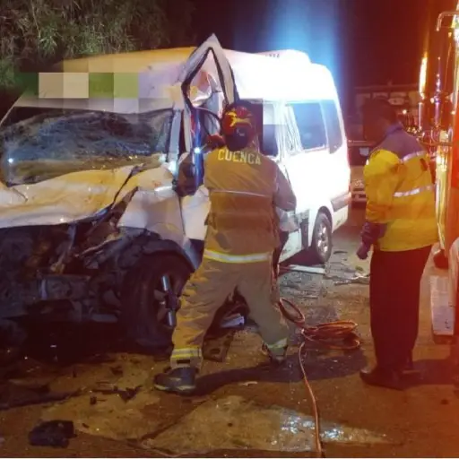 Choque frontal entre buseta y un auto dejó un muerto y seis heridos durante la madrugada