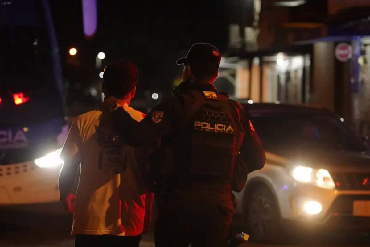 Policías y militares realizan controles nocturnos durante el toque de queda en cuatro provincias de Ecuador.