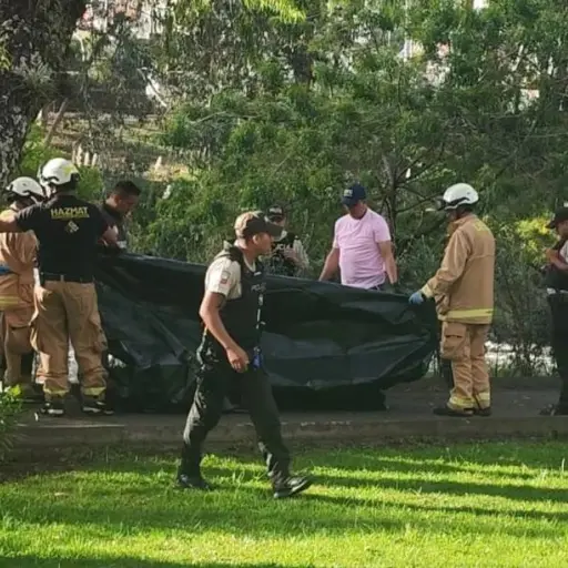 Bomberos recuperaron el cadáver de una mujer de 50 años en el río Tomebamba, en Cuenca