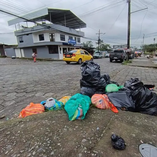 Basura se acumula en Santo Domingo pese al aumento de recolectores en toque de queda