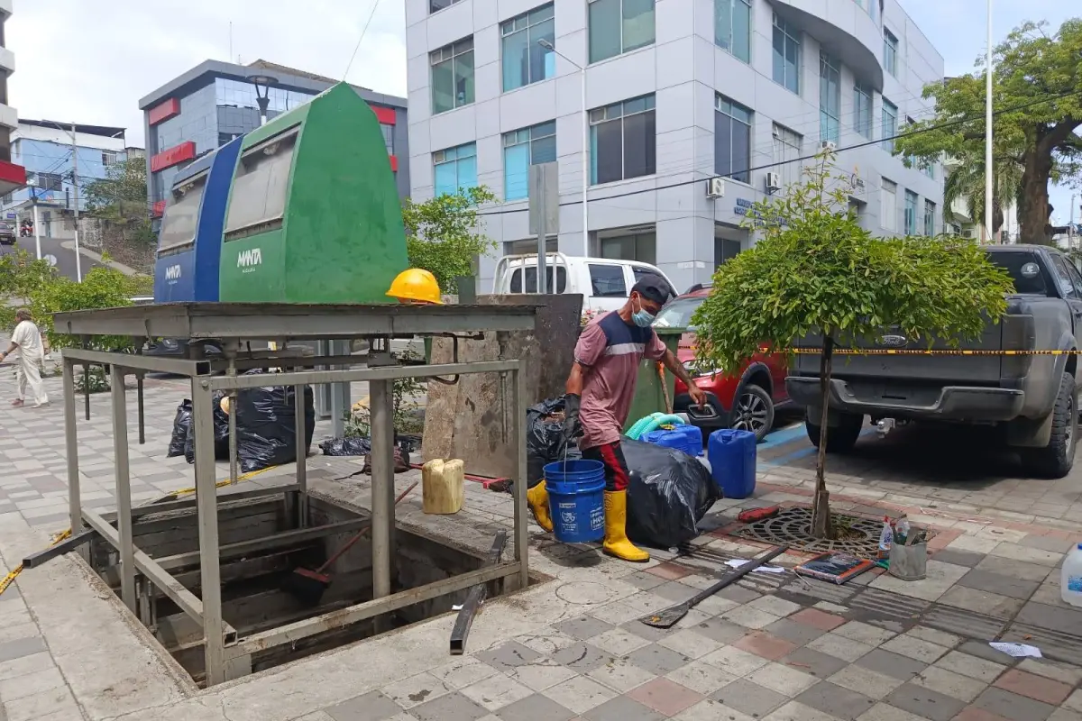 Limpieza y mantenimiento del soterrado frente al Municipio. , El Diario
