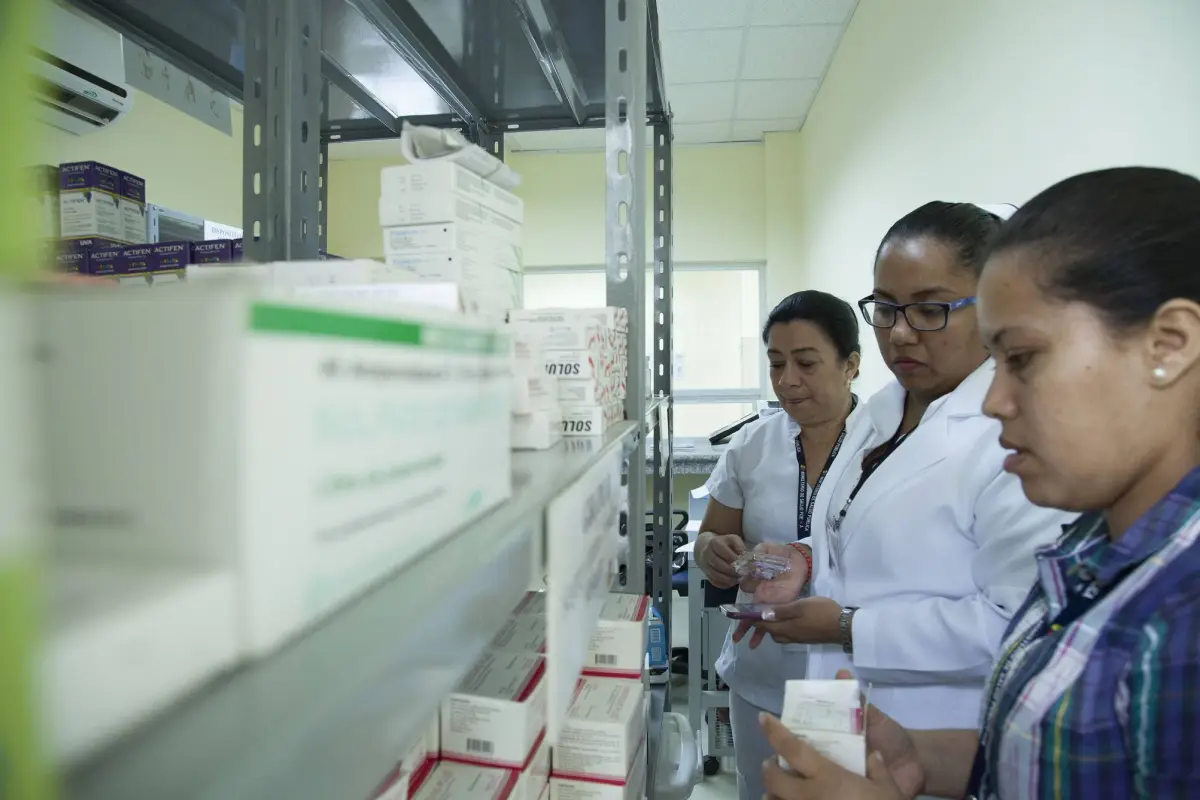 Medicamentos y fármacos en estantes de farmacia pública de Ecuador en medio del desabastecimiento de medicinas en hospitales del país en 2026.