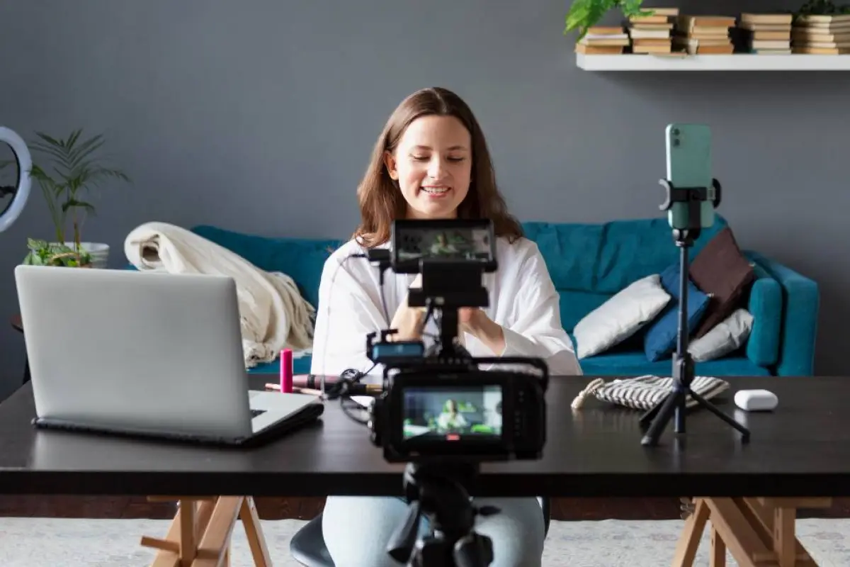 Creadora de contenido profesional interactuando con su celular en un trípode para participar en el programa de monetización Creator Fast Track de Facebook.