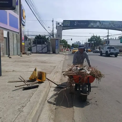 Entre la escoba y la espera; Alcaldía de Manta impulsa plan para jubilar a 40 obreros