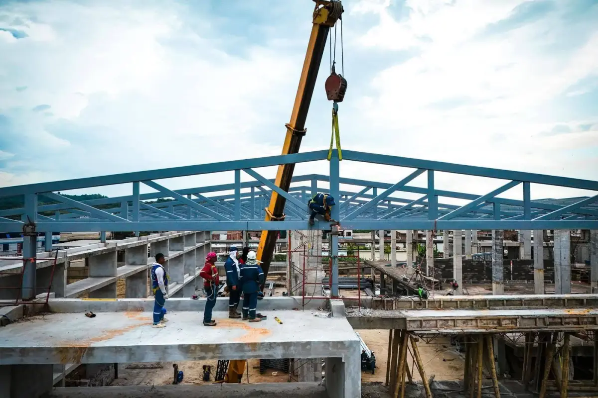 Los avances en la construcción del mercado municipal de Chone, César Vélez