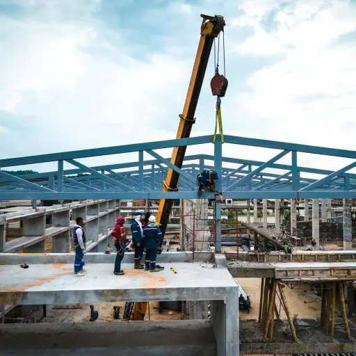 Construcción del Mercado Municipal de Chone avanza con instalación de sistemas internos