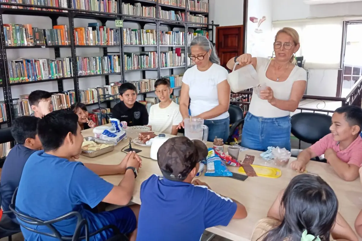 Maestras de la Red de Bibliotecas Municipales de Portoviejo durante una clase de bolos gourmet., El Diario. 
