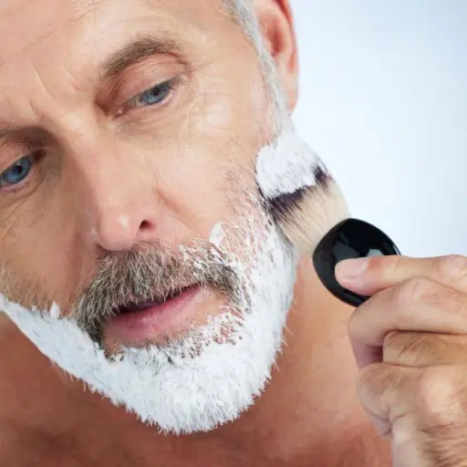 Cuidado del bigote: por qué su limpieza impacta en la salud