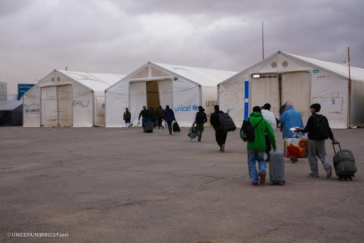 Niños y familias llegan desde Irán tras travesías difíciles, Unicef