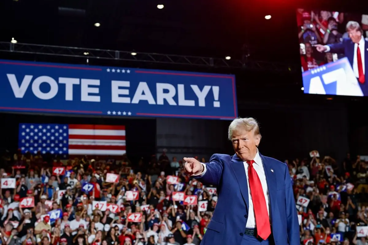 Retrato fotográfico de Donald Trump hablando, relacionado con la noticia sobre Tina Peters.