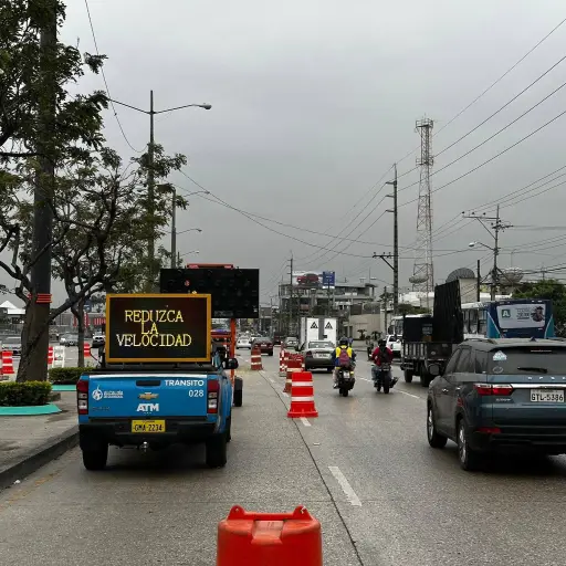 Obras en Av. Rodolfo Baquerizo Nazur obligan a desviar buses y aplicar cambios de tránsito en Guayaquil