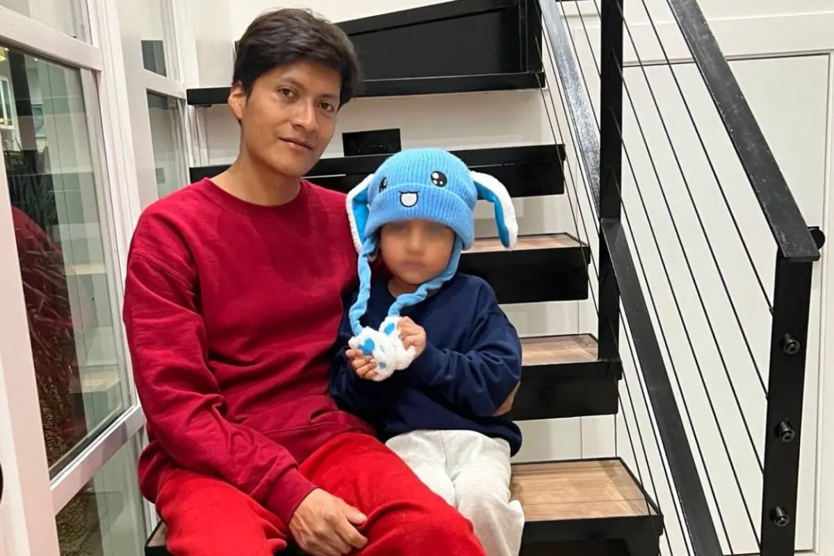 El niño Liam Conejo junto a su padre tras quedar en libertad en enero pasado., Redes sociales