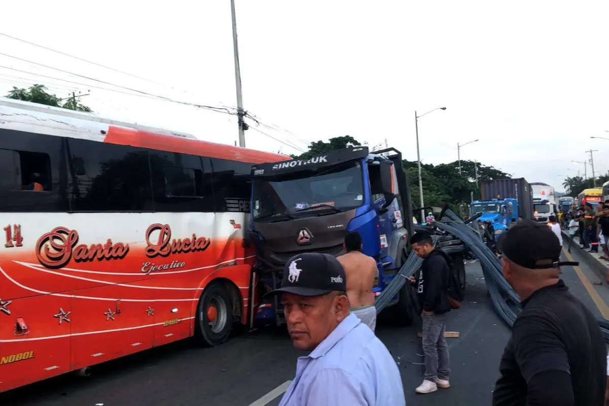 El tráiler cargado de varillas quedó en media vía tras la fuga de su conductor., Redes sociales.