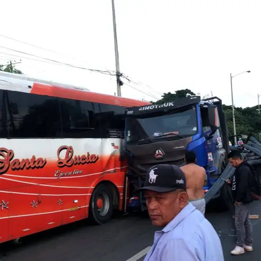 Guayaquil: varillas de hierro atraviesan un bus en la vía a Daule y provoca al menos seis heridos
