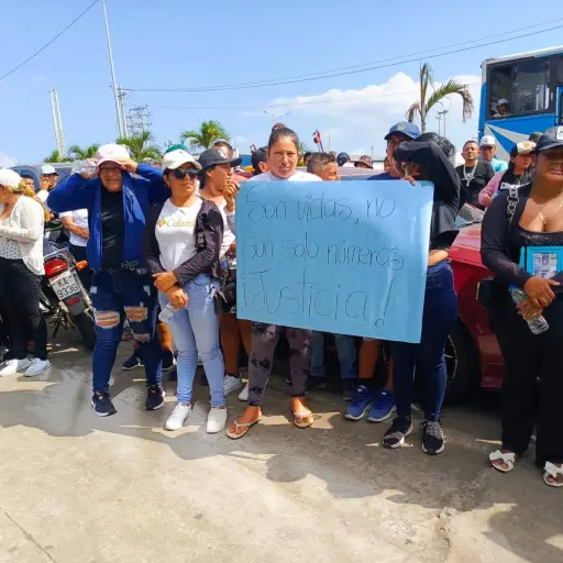 Familiares de 16 pescadores desaparecidos protestaron en la Capitanía del Puerto de Manta tras incendio de barco pesquero
