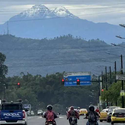 Los volcanes Cotopaxi, Illinizas y Corazón se dejan ver desde Santo Domingo en días despejados