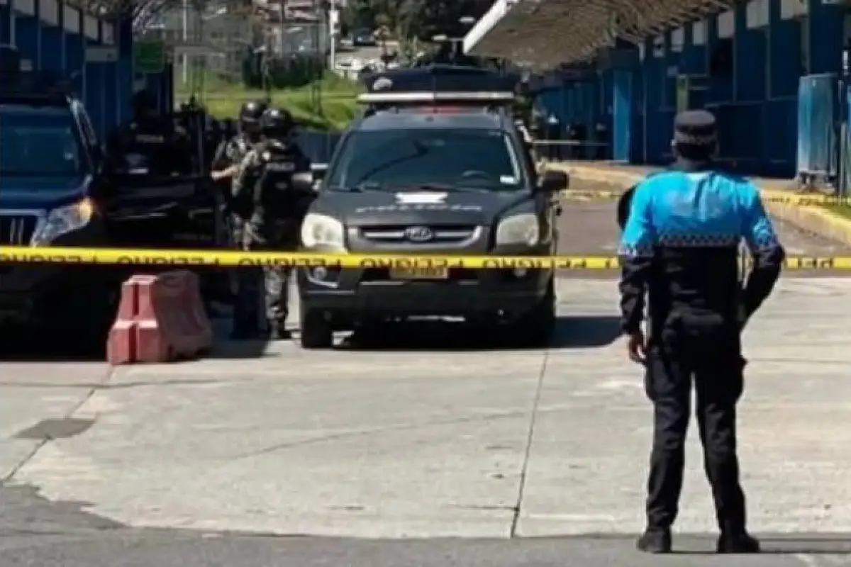 Momentos en que la policía ejecutaba las labores de revisión., Redes sociales