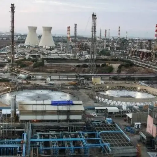  Irán bombardeó la ggigante refinería de Haifa y le prendió fuego al corazón energético de Israel  