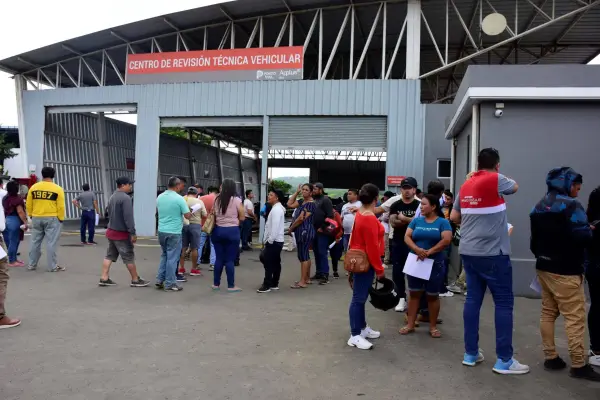 En las instalaciones de Portovial, las personas deben realizar largas filas para cumplir con el proceso de matriculación. ,El Diario
