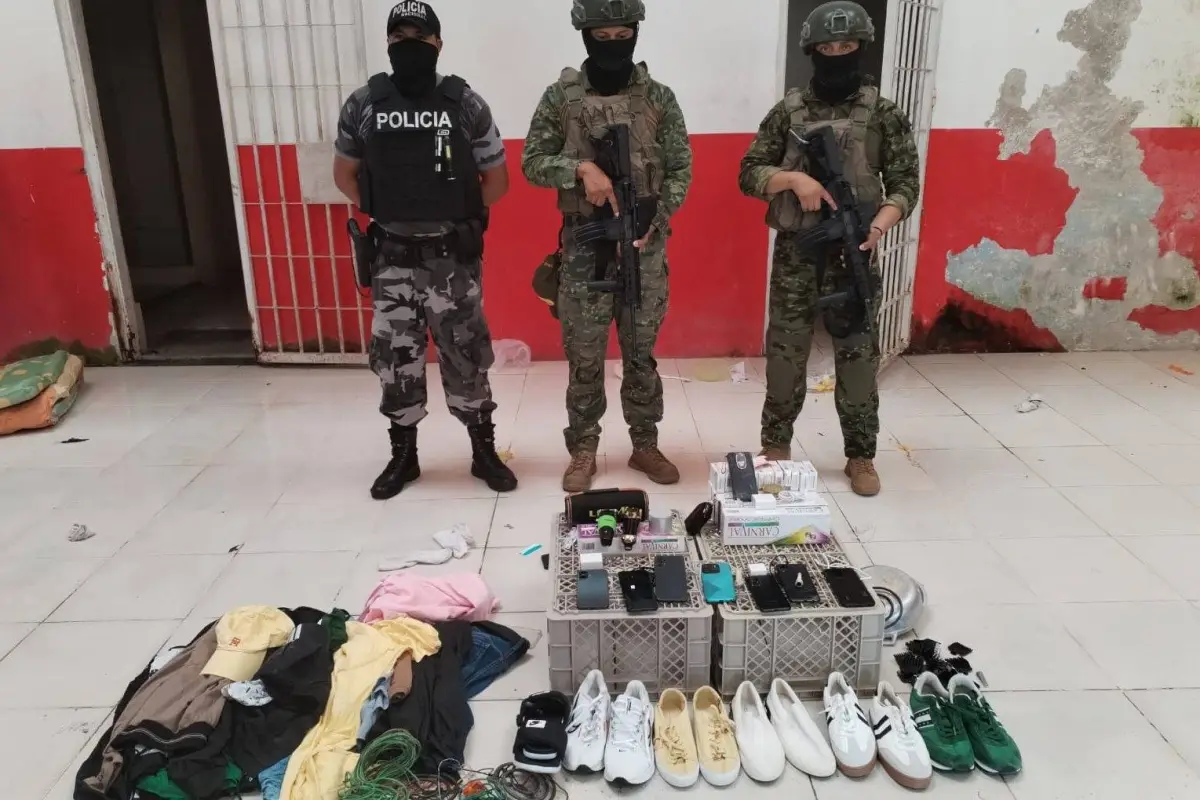 Celulares, zapatos de marca y accesorios lo decomisado en intervención en la cárcel de Santo Domingo
