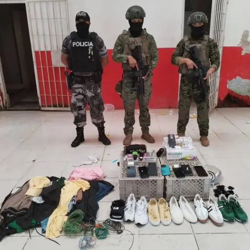 Celulares, zapatos de marca y accesorios: lo decomisado en intervención en la cárcel de Santo Domingo