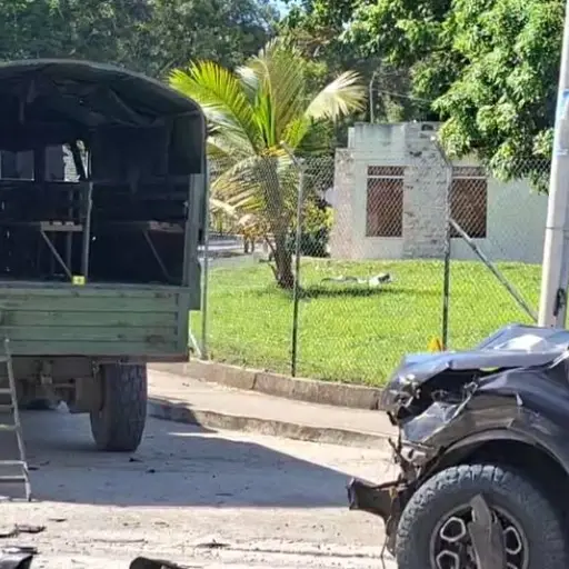 Tres heridos tras choque entre camión militar y camioneta en Esmeraldas