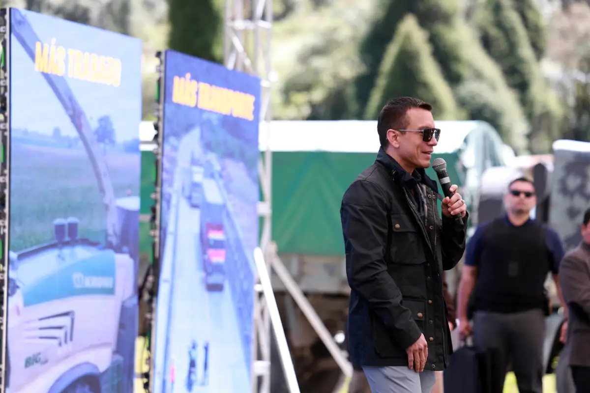 Daniel Noboa en acto oficial de inicio de rehabilitación vía Cuenca-Molleturo-El Empalme