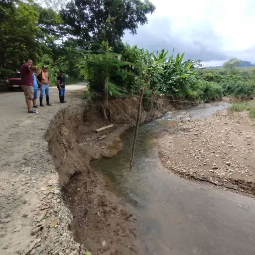 Socavón en vía a La Planchada pone en riesgo el turismo en la parroquia Sucre