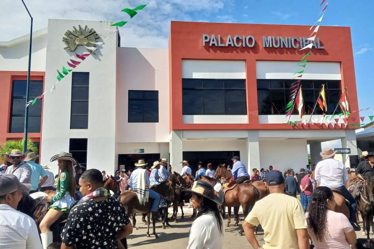 Varios caballistas en los exteriores del Municipio de Jama durante una celebración, Wellington Vélez