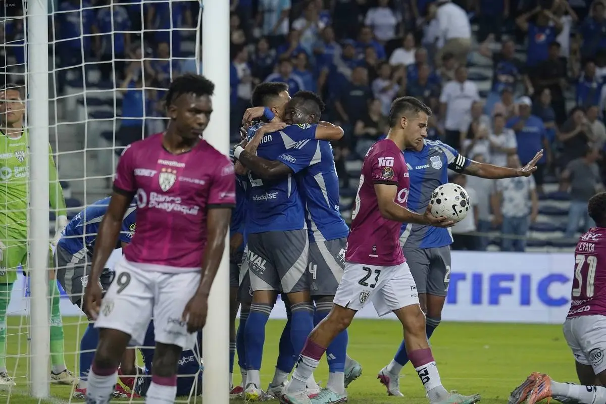 El encuentro se jugó en el estadio George Capwell. , API