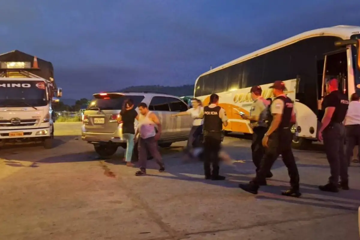 Policías acudieron a la escena del crimen para iniciar las investigaciones. 