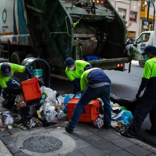 Crisis de basura en Guayaquil: autoridades insisten en operar servicio durante el toque de queda