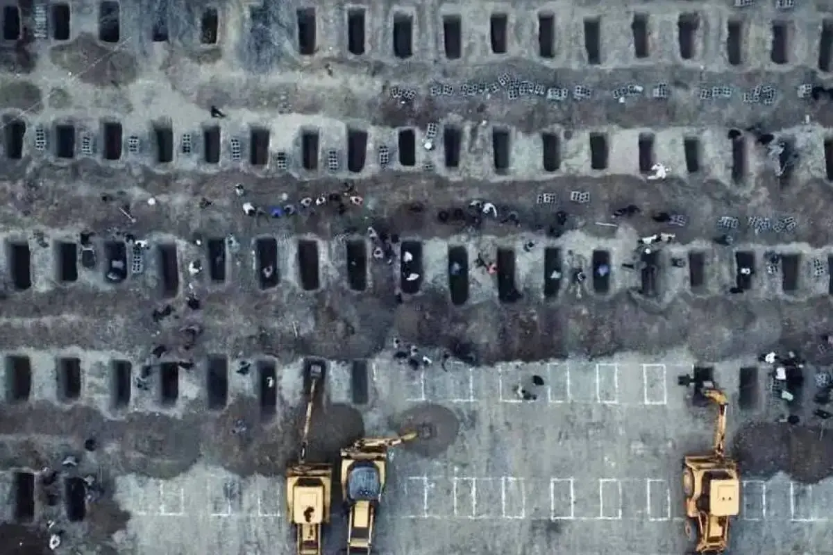 Vista de las tumbas de 168 niñas iraníes fallecidas en un ataque de Israel.