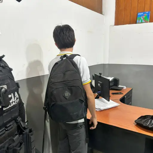 Estudiante de 16 años es aisaldo porque le hallaron armas y droga en un colegio de Manta