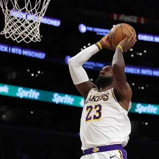 LeBron James rompe el récord de más canastas en la historia de la NBA durante la derrota de Los Lakers ante Nuggets  