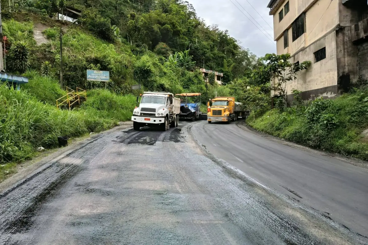 Los trabajos de bacheo culminaron en el sector Unión del Toachi., Prefectura de Santo Domingo de los Tsáchilas