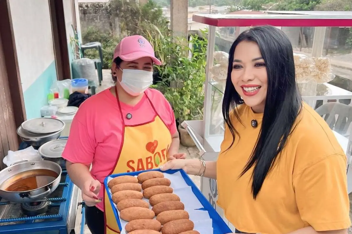 Ximena Toro, presidenta de la organización 100 Mujeres Trabajando, junto a una emprendedora de Santo Domingo que recibió apoyo para fortalecer su actividad productiva., Instagram: @100mujerestrabajando