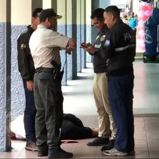 Disparos en el corazón de Guayaquil: sicarios atacan a un hombre en plena zona comercial