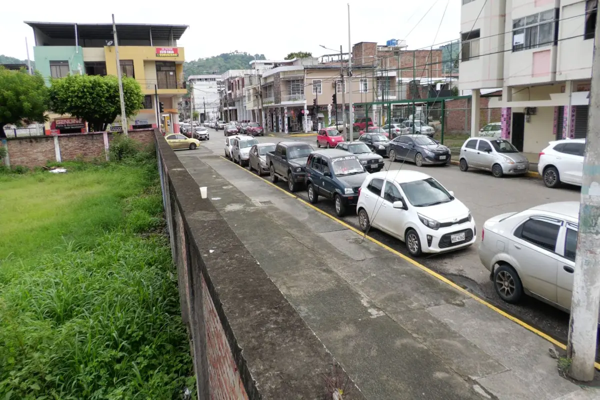 Cierre del parqueadero en el terreno de la exCRM genera congestión y reclamos en el centro de Portoviejo, producción El Diario