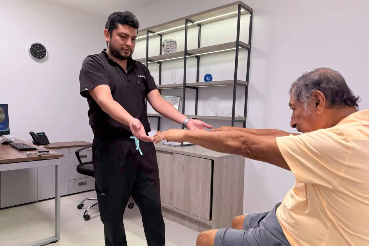  Un paciente con Parkinson siendo evaluado por el médico neurólogo Michael  Castelo., Cortesía Instituto de Neurociencias de la ULEAM.